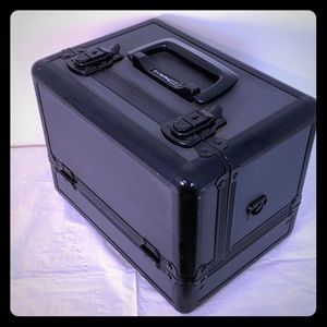 MAC DISCONTINUED INSULATED TRAIN CASE